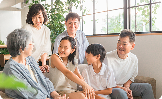 家族で集まる画像