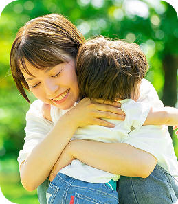 子供を抱きしめる