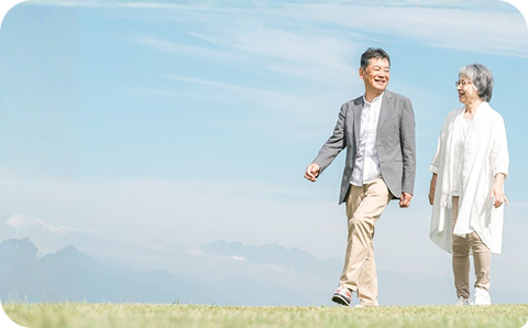 家族で歩く画像